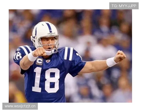 德克萨斯大学橄榄球队成员观战马刺星三代曼宁与文班合影互换球衣精彩瞬间